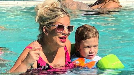 Quand Tori Spelling  tente de cacher son body post-grossesse!