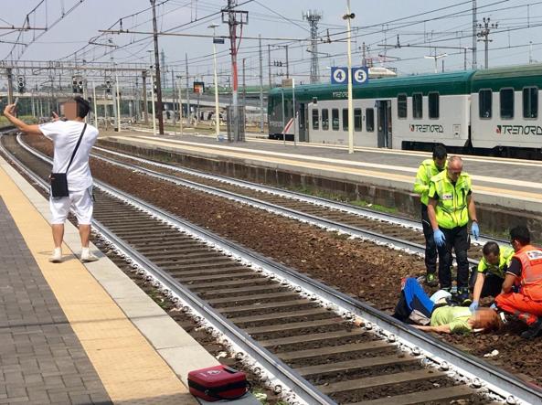 Italie : Un homme prend un selfie devant une femme tout juste heurtée par un train
