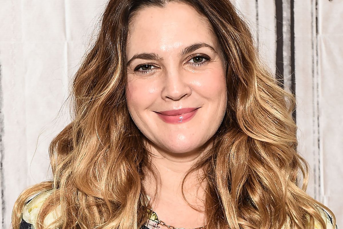 Quand Drew Barrymore se prête à un défi maquillage sur YouTube !