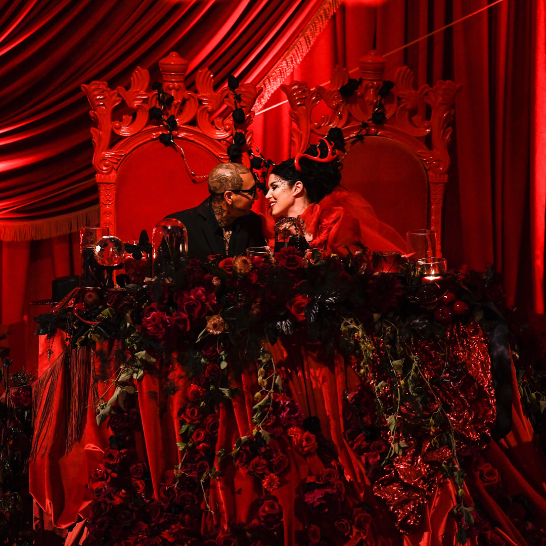 Kat Von D : Robe, cornes, invités en noir... Le mariage de la reine du maquillage fait scandale !