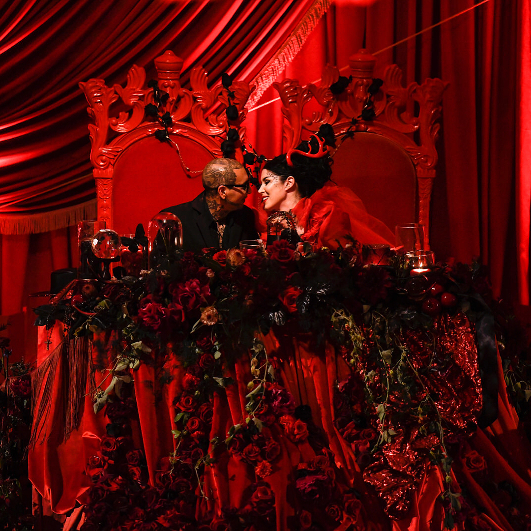 Kat Von D : Robe, cornes, invités en noir... Le mariage de la reine du maquillage fait scandale !