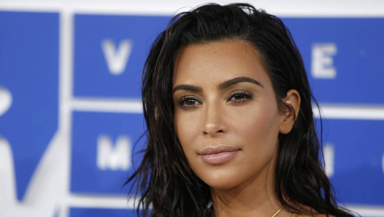 Kim Kardashian toujours plus sexy : La bimbo s'affiche en string sur Twitter !