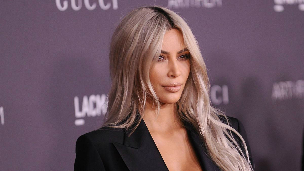 Kim Kardashian ose la robe transparente dans la rue !