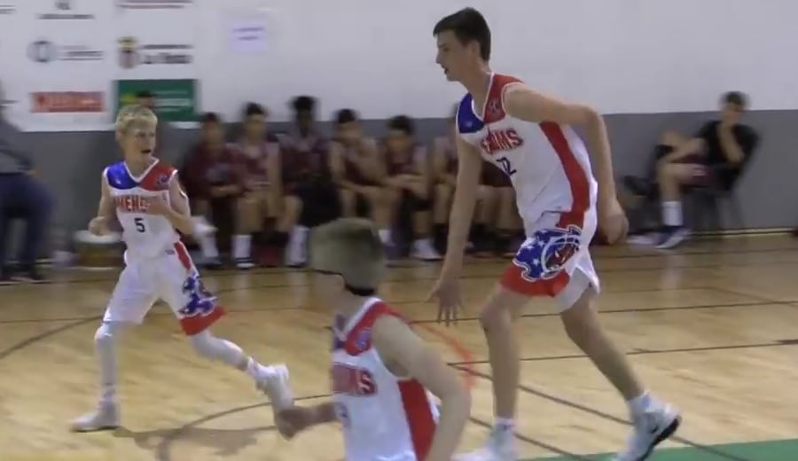 Ce basketteur humilie ses adversaires : À 12 ans, il mesure déjà 2,13 mètres