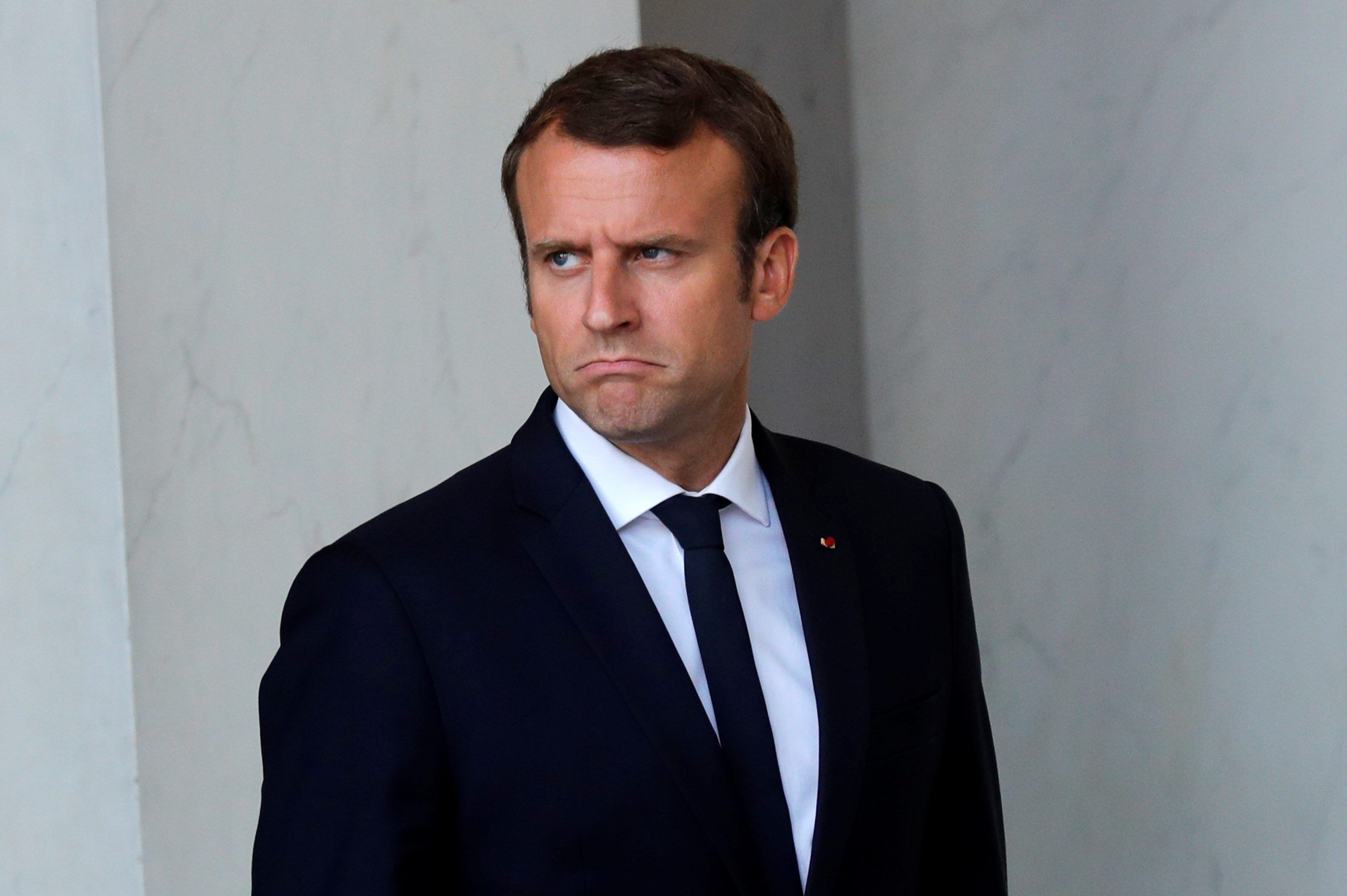 Emmanuel Macron : Des farceurs envoient de la vaisselle au président pour lui éviter de "dépenser un pognon de dingue"