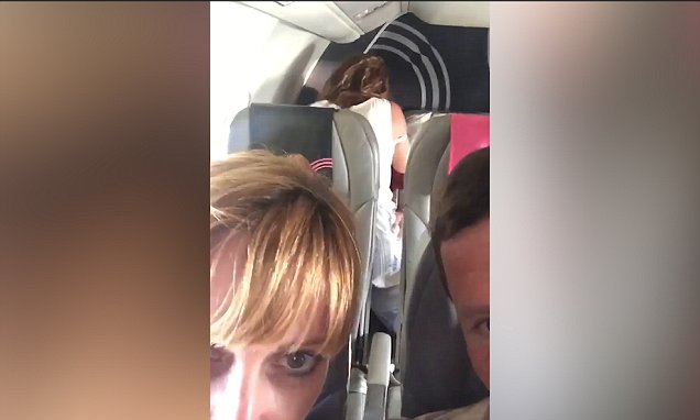 C'est chaud ! Un couple s’envoie en l’air en plein vol devant les autres passagers