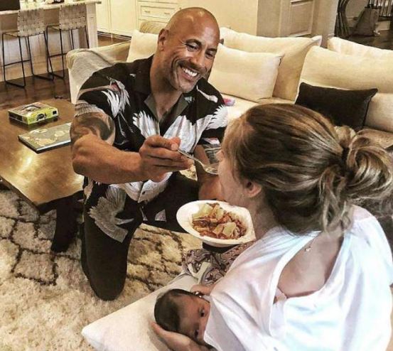 Voici la photo la plus cute de l'année : The Rock qui donne à manger à sa femme qui allaite