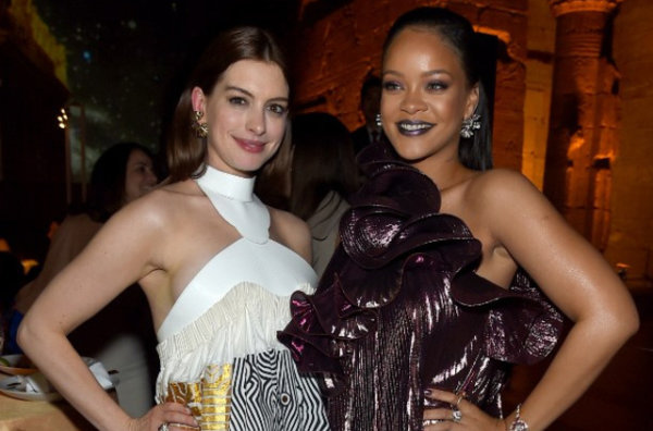 Rihanna adore les fesses de Anne Hathaway !