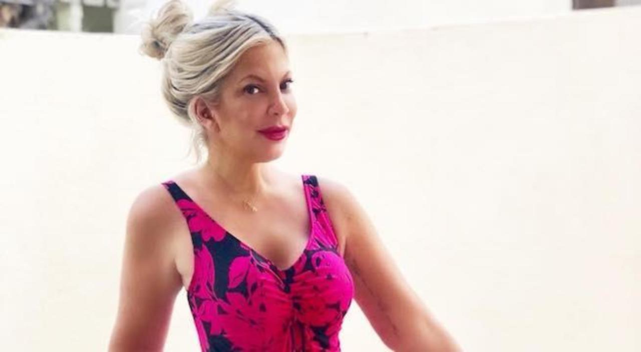 Quand Tori Spelling  tente de cacher son body post-grossesse!