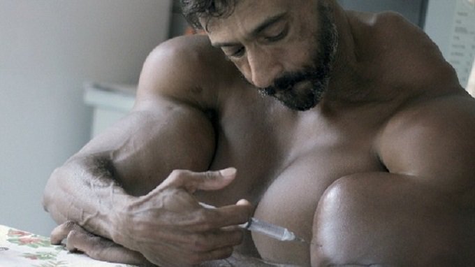 Valdir Segato : Il s’injecte de l’huile pour grossir ses muscles, le résultat est ridicule
