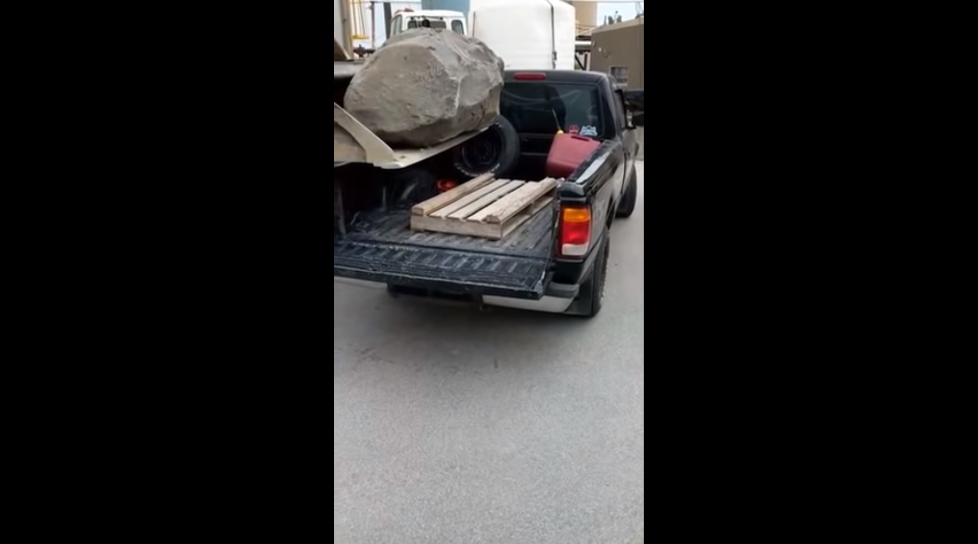Régis charge un rocher dans un pick-up et c'est le drame !