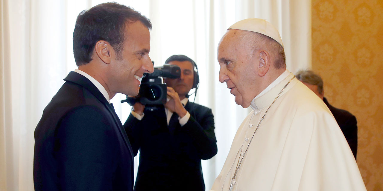 Emmanuel Macron face au pape François : Une rencontre entre petites blagues et accolades