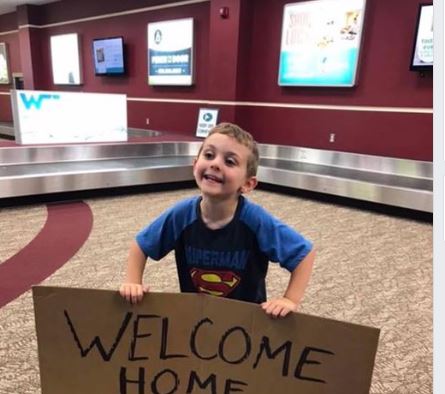Ce petit garçon attendait sa mère avec un panneau très gênant à l'aéroport !