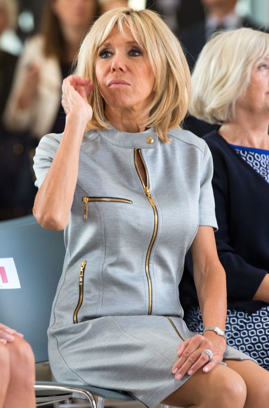 Brigitte Macron : La première dame ose la robe courte et cela lui va à ravir !