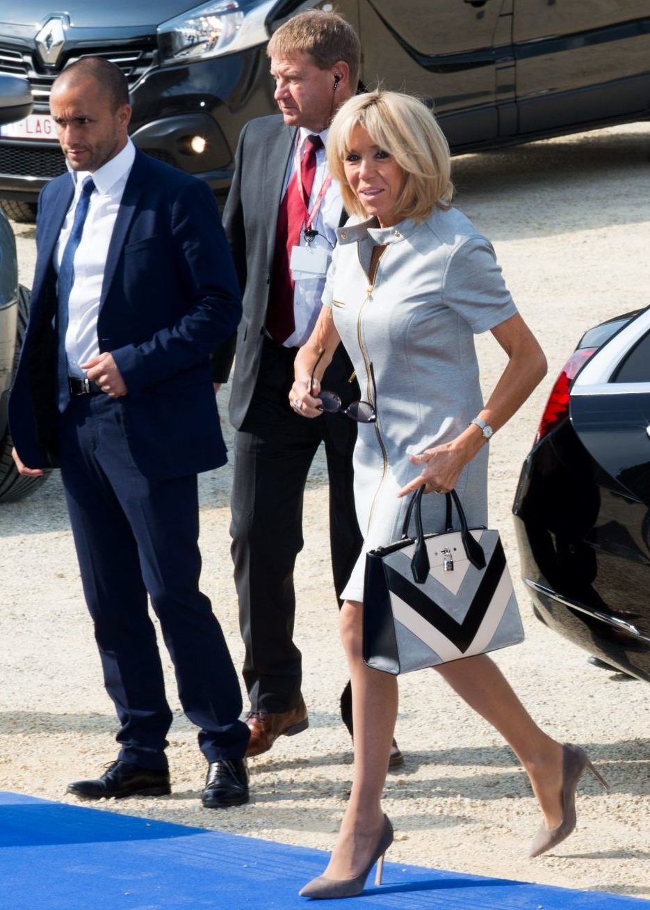 Brigitte Macron : La première dame ose la robe courte et cela lui va à ravir !