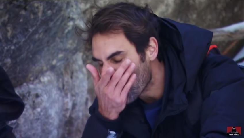 Roger Federer mange un œil de poisson avec Bear Grylls