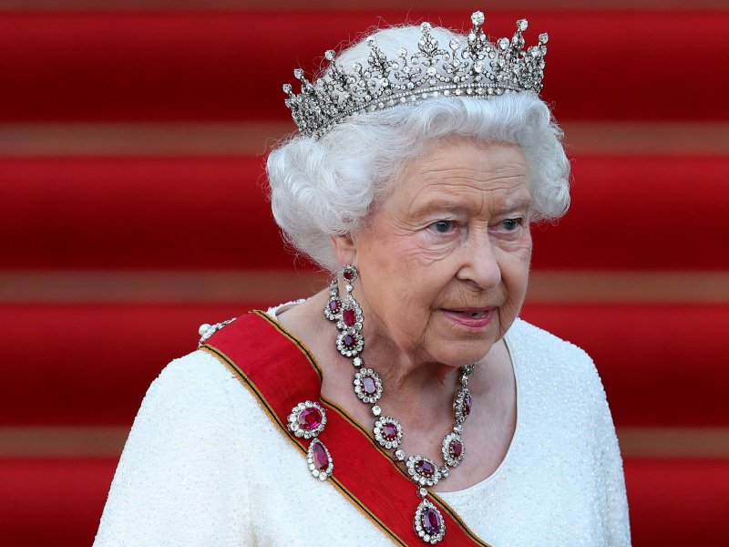 Pourquoi la Reine Elizabeth II refuse de se faire opérer malgré l’avis des médecins ?