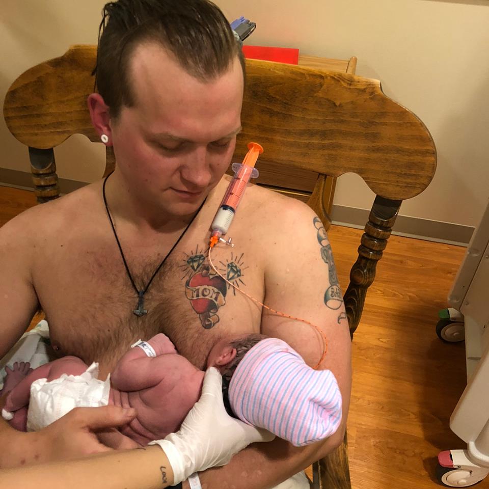 Un jeune papa allaite son bébé à l'aide d'un système ingénieux
