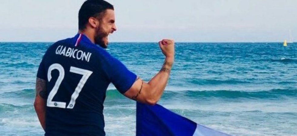 Baptiste Giabiconi : Fesses nues pour célébrer la victoire des Bleus
