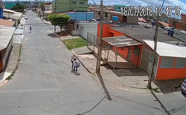Brésil : Un homme armé attaque une femme... experte en Jiu-Jitsu !