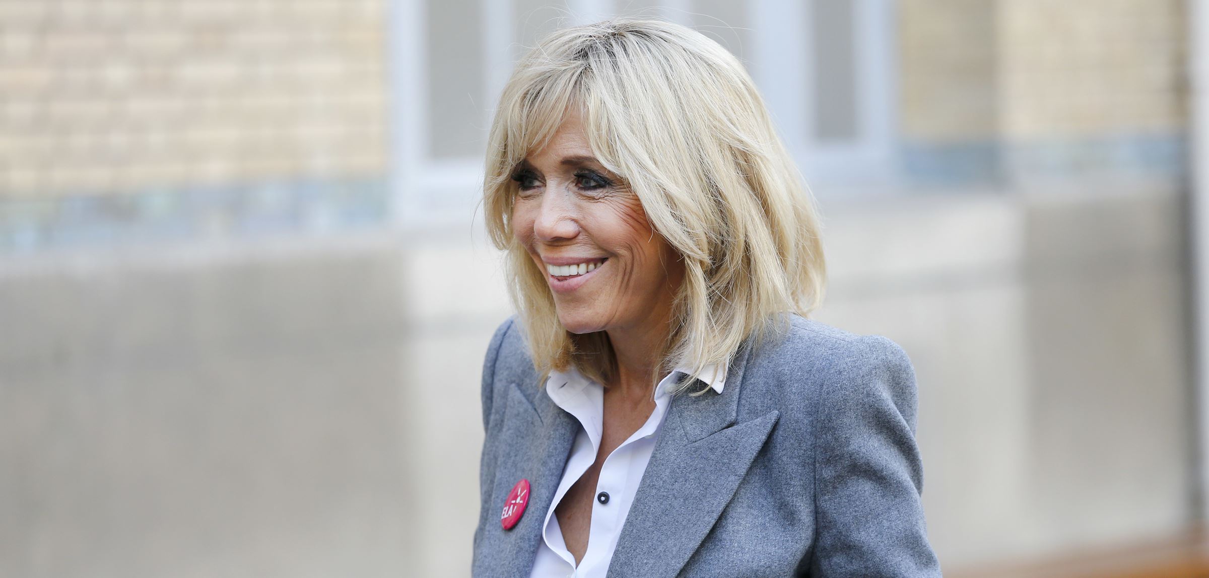 Brigitte Macron : La première dame ose la robe courte et cela lui va à ravir !