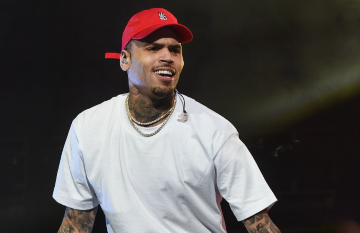 Chris Brown : Impressionné par sa rencontre avec le chanteur, ce jeune fan s’évanouit !
