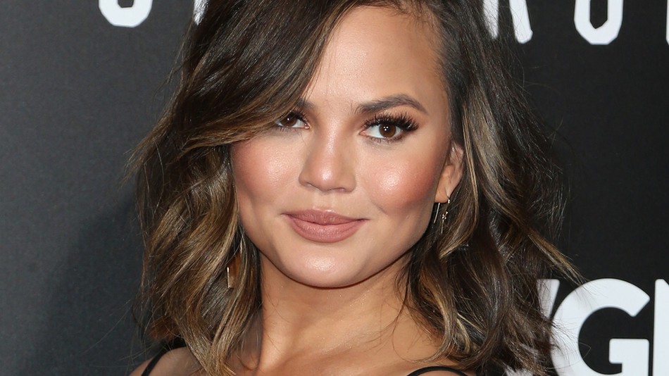 Chrissy Teigen allaite son nourrisson : le cliché qui fait fondre la Toile !