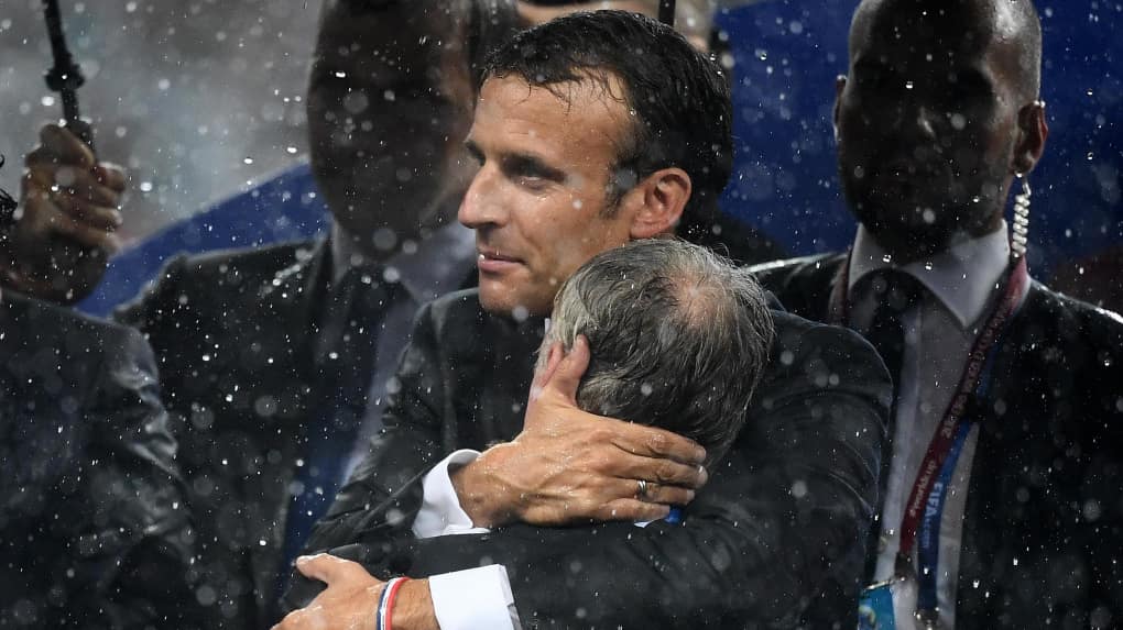 Coupe du Monde 2018 : Heureux, Emmanuel Macron s'offre un "dab" avec l'Equipe de France