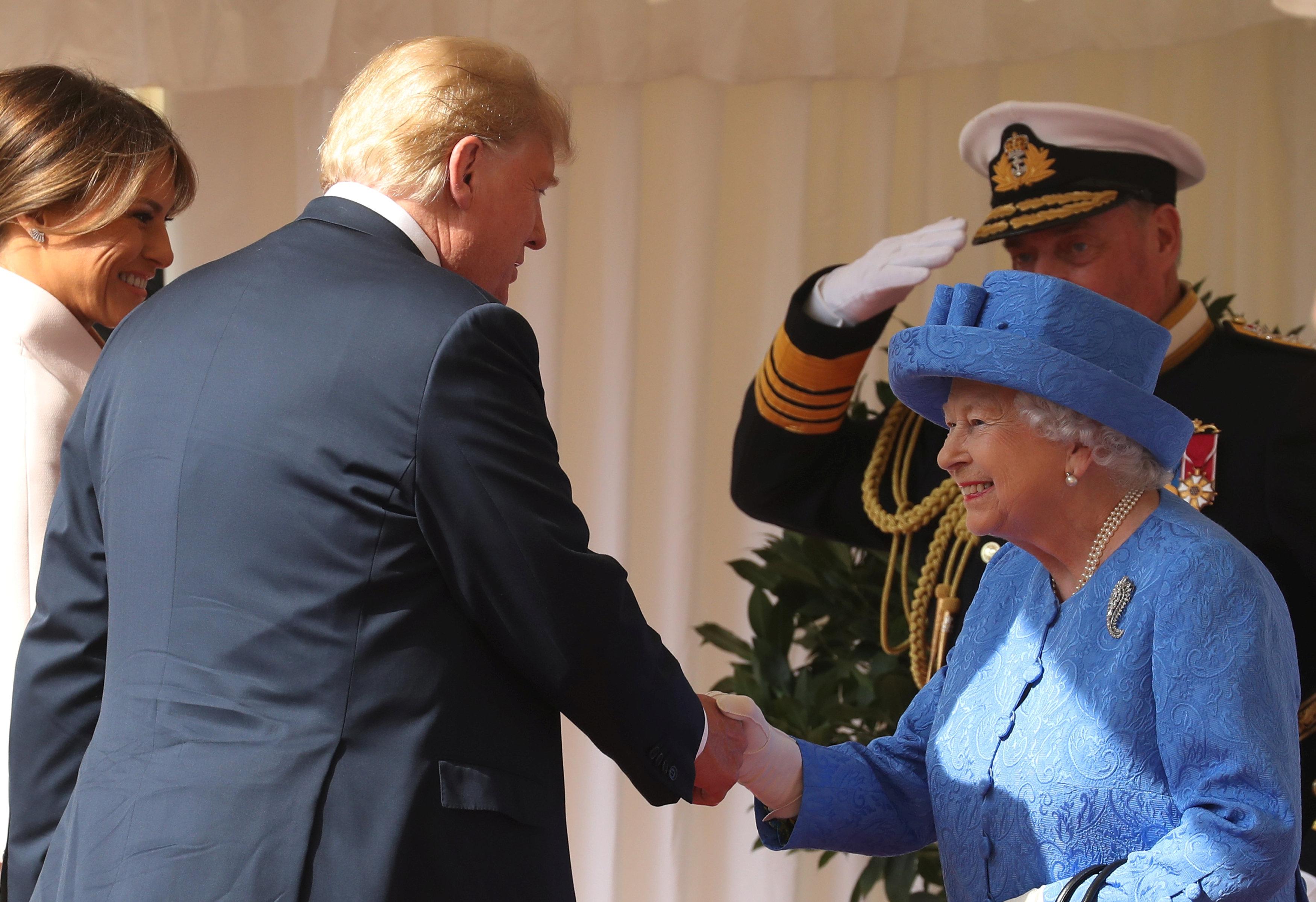 Donald Trump en voyage en Angleterre : Les deux princes William et Harry le snobent !