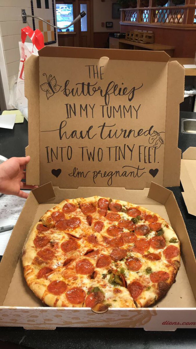 Etats-Unis : Une jeune femme annonce à son conjoint qu'elle est enceinte avec une boîte à pizza