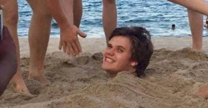 Floride : Un jeune garçon se fait enterrer dans le sable par des amis, la blague vire au drame