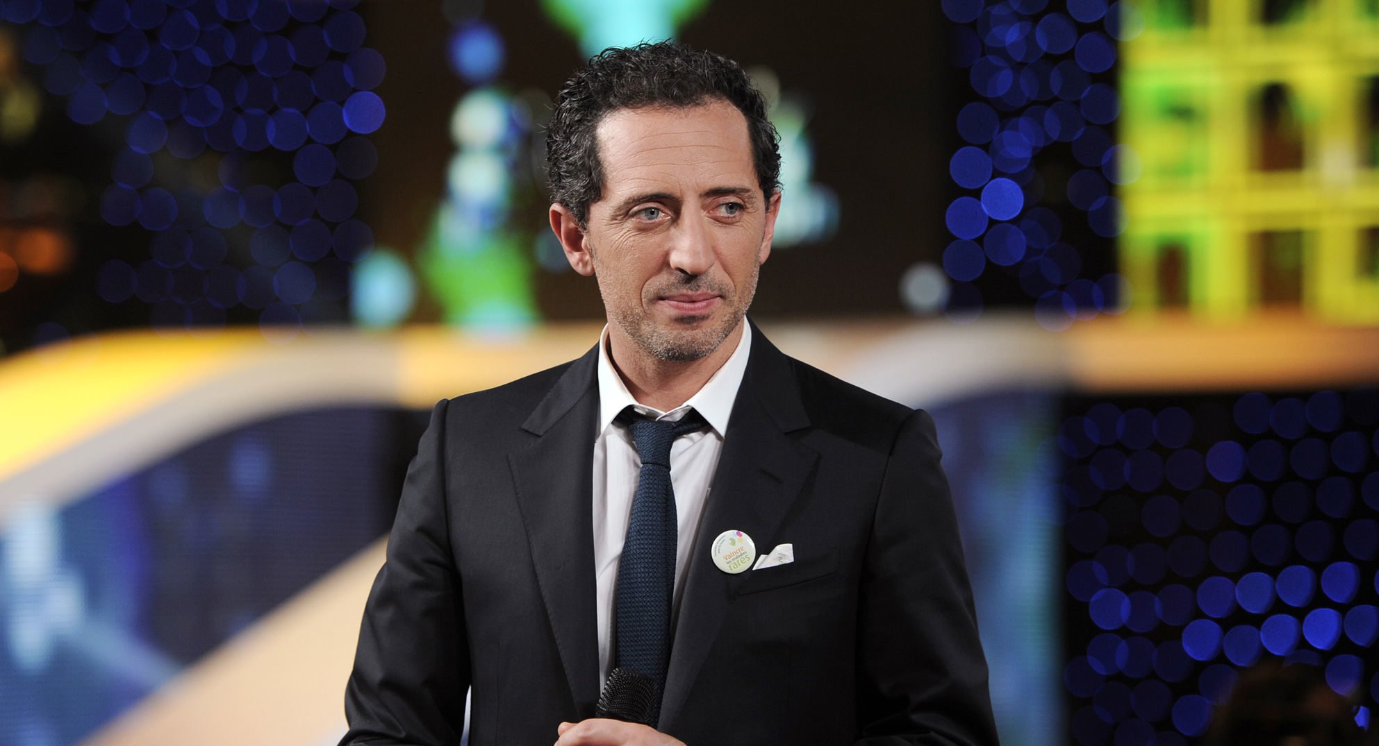 Gad Elmaleh en couple avec une animatrice de 30 ans ? La bombe qui lui fait tourner la tête !