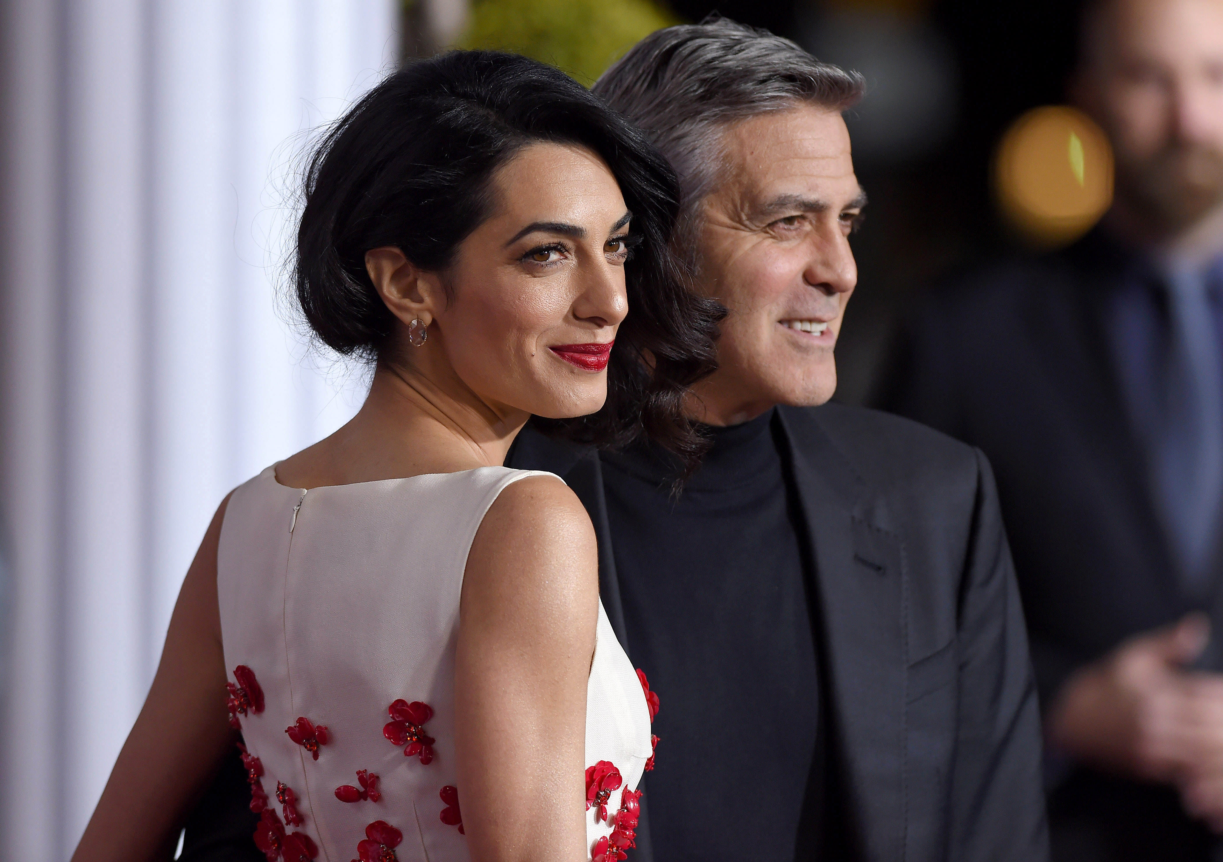 George Clooney : Inquiète depuis son accident de scooter, sa femme Amal ne le quitte plus !