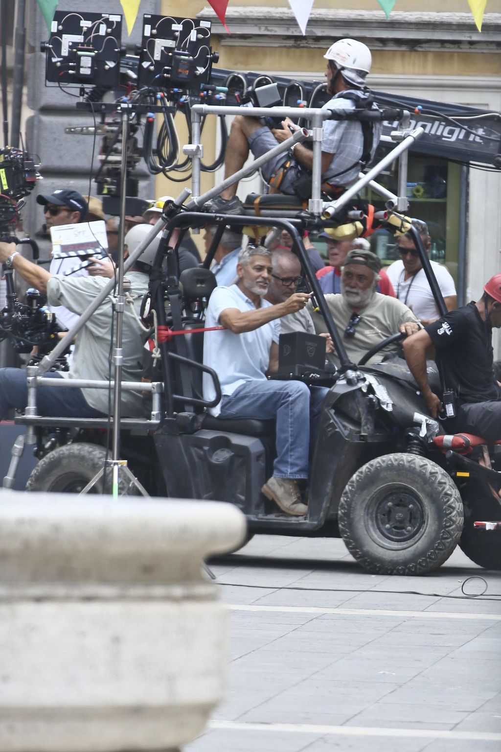George Clooney : Deux semaines après son accident de scooter, l'acteur apparaît en pleine forme !