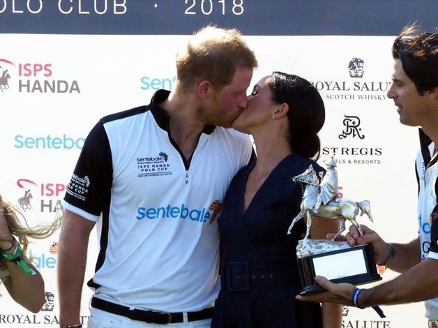 Meghan Markle et le Prince Harry se lâchent et échangent un incroyable baiser !