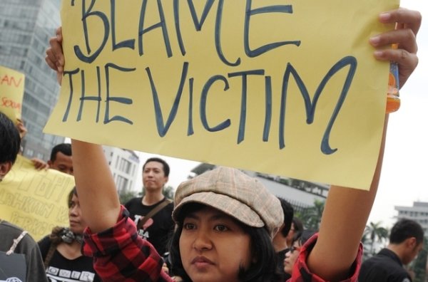 Indonésie : Violée par son frère, une adolescente de 15 ans est inculpée pour avortement