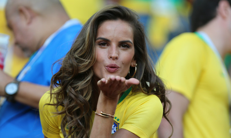 Coupe du Monde 2018 : Izabel Goulart, la supporter la plus sexy du Brésil