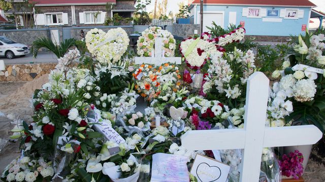 Johnny Hallyday enterré à St-Barth : de nombreuses personnalités se rendent sur sa tombe