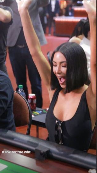 Kim Kardashian : body transparent, elle dévoile sa poitrine généreuse
