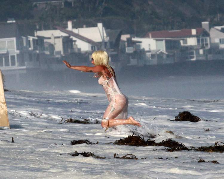 Lady Gaga très sexy en lingerie pour un shooting photo !
