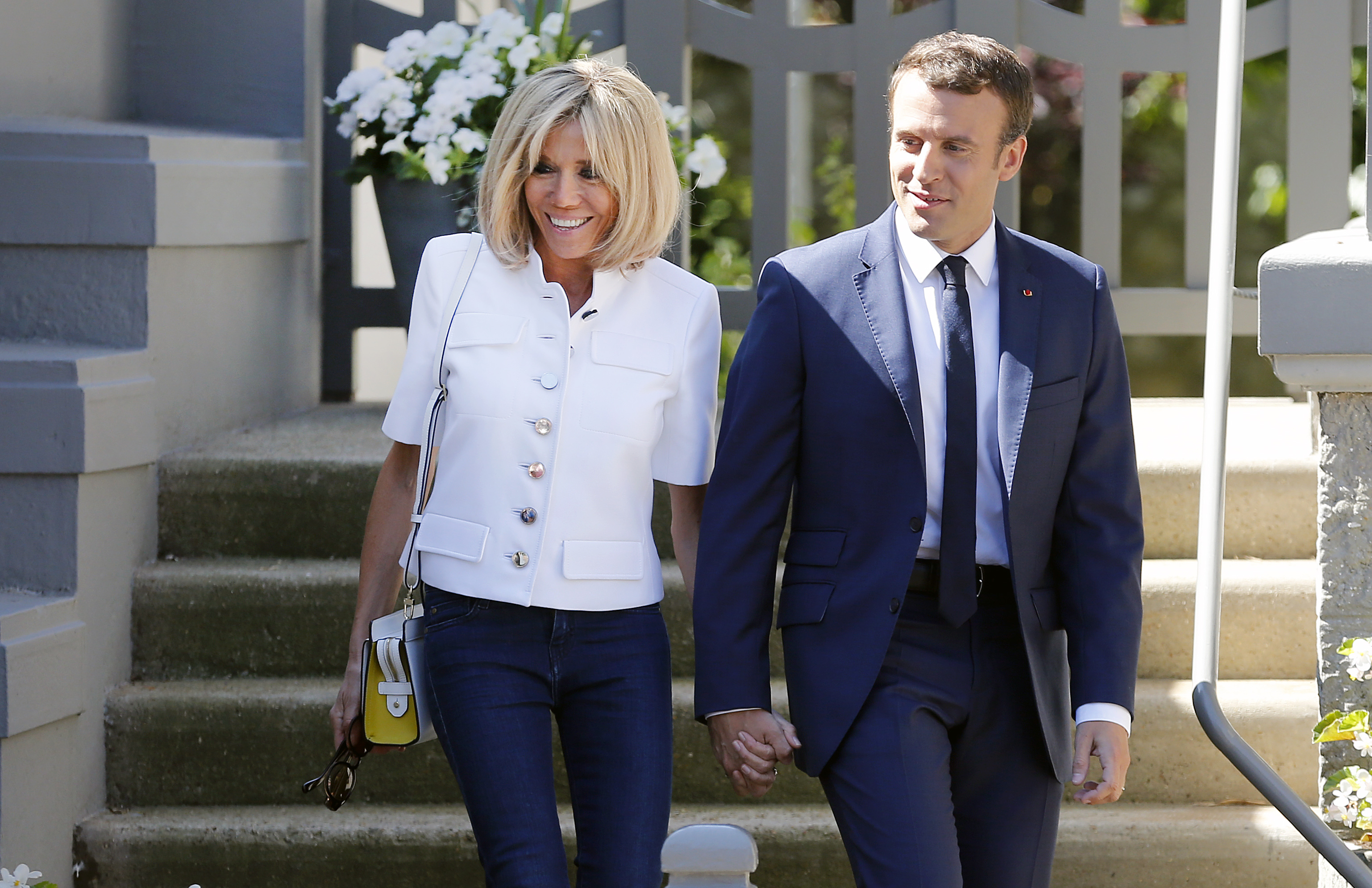 Le moment câlin de Brigitte et Emmanuel Macron : La photo très intime qui fait le tour des réseaux sociaux