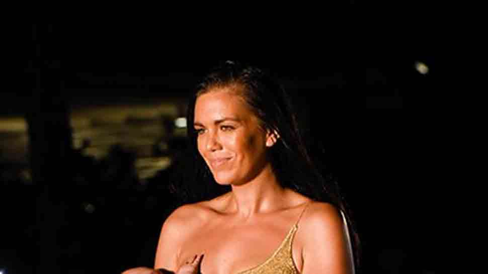 Miami Swim Week : Le mannequin Mara Martin défile en allaitant son enfant de 5 mois