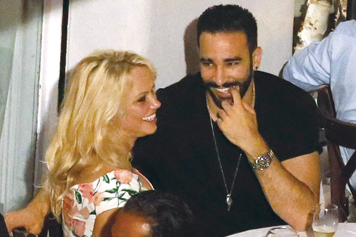 Pamela Anderson en sortie avec Adil Rami dans une robe très fendue