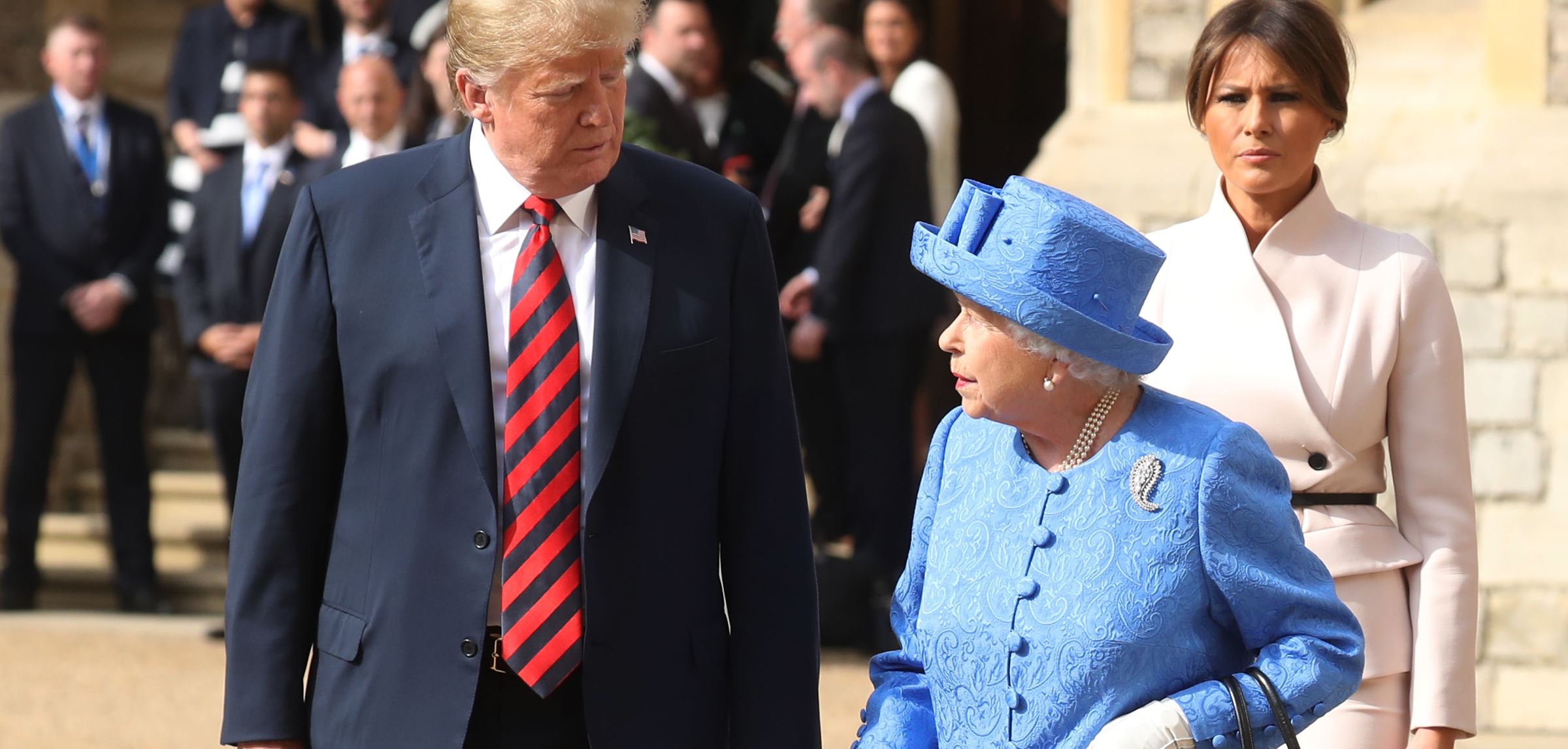 Quand la reine Elizabeth II se moque subtilement de Donald Trump lors de sa visite en Angleterre !