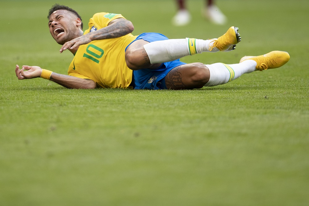 Suisse : Des jeunes joueurs de football font le buzz en imitant les roulades de Neymar !