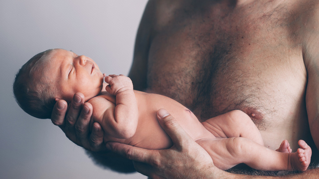 Un jeune papa allaite son bébé à l'aide d'un système ingénieux