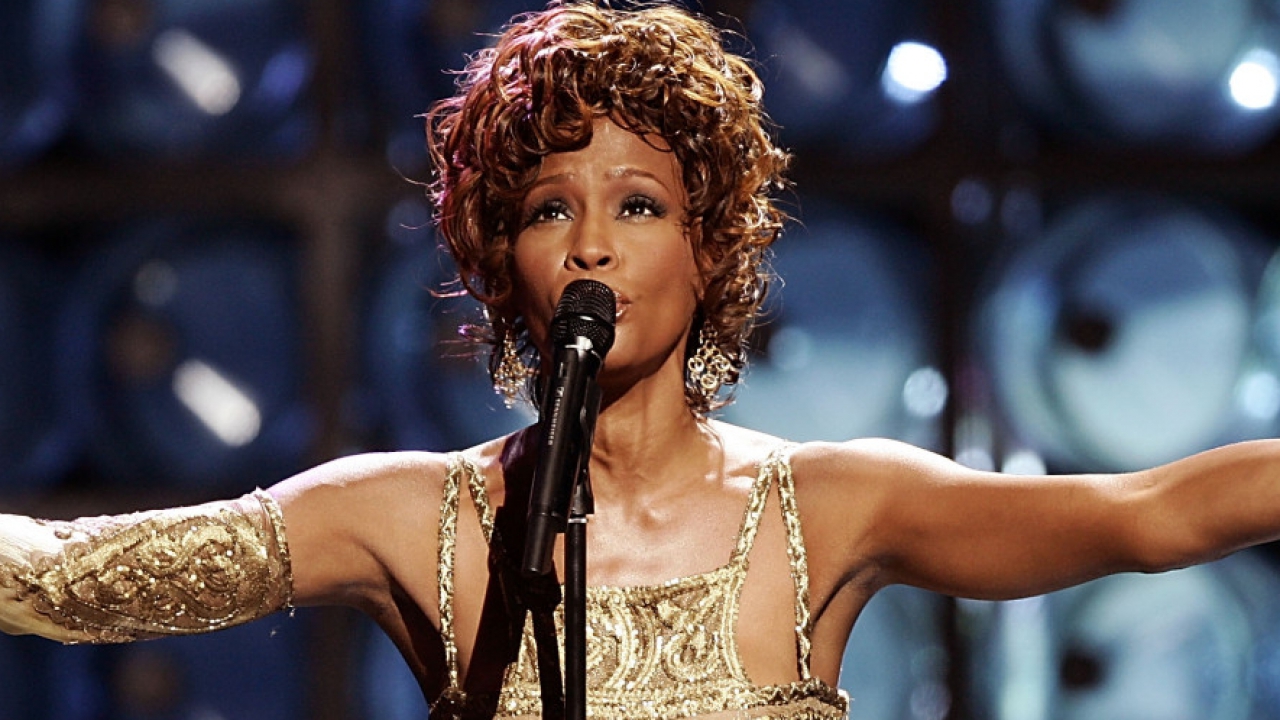 Whitney Houston aurait-elle été violée par sa cousine ? Sa mère répond !