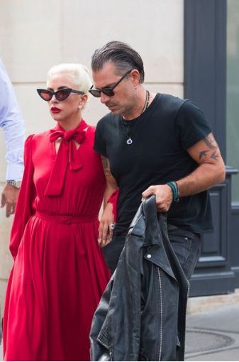 Lady Gaga à Paris : elle profite de la capitale avec son fiancé !