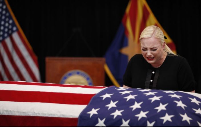 Mort de John McCain : sa fille effondrée à ses funérailles