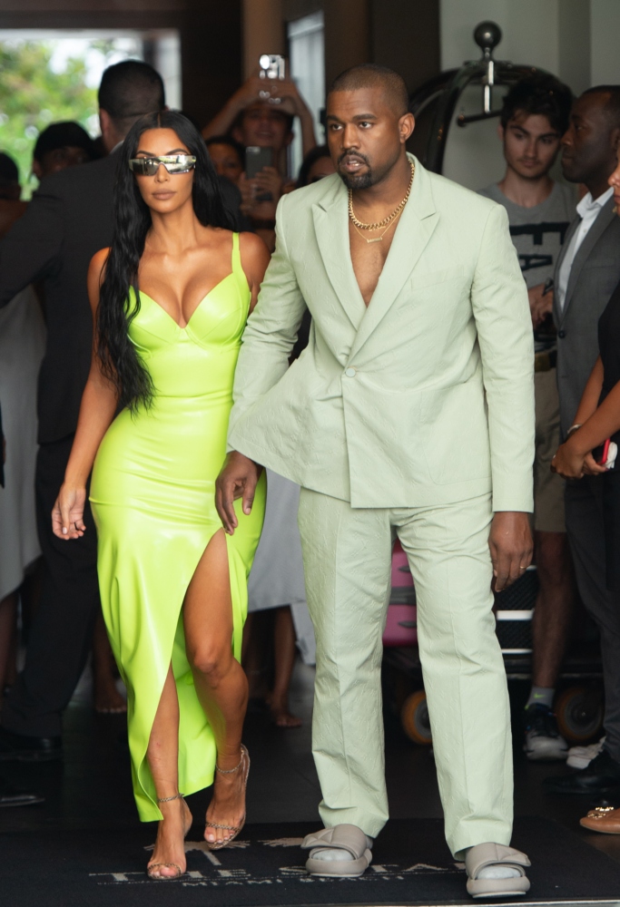 Quand Kanye West vient au mariage de son ami 2Chainz… en pantoufles !